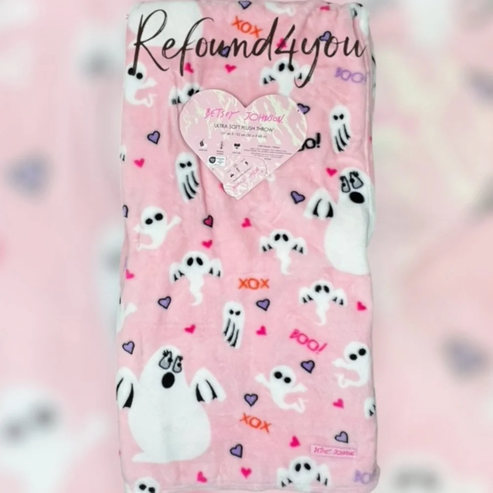 Betsey Johnson - ‘Ghosts & Hearts’ Plush Throw. 50” x 60”. NWT. Firm!